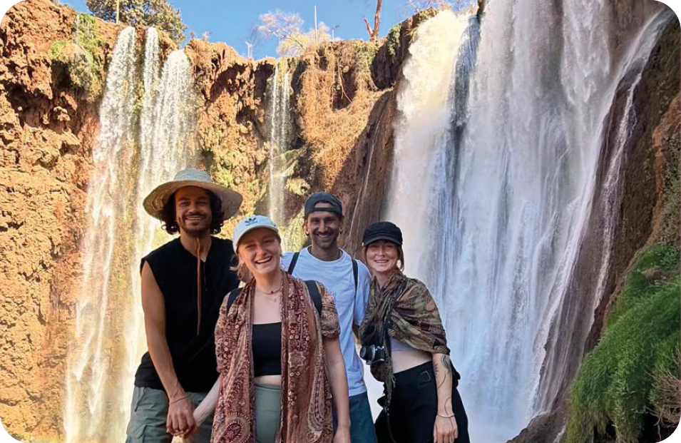 Vier Freunde vor den Ouzoud-Wasserfällen in Marokko